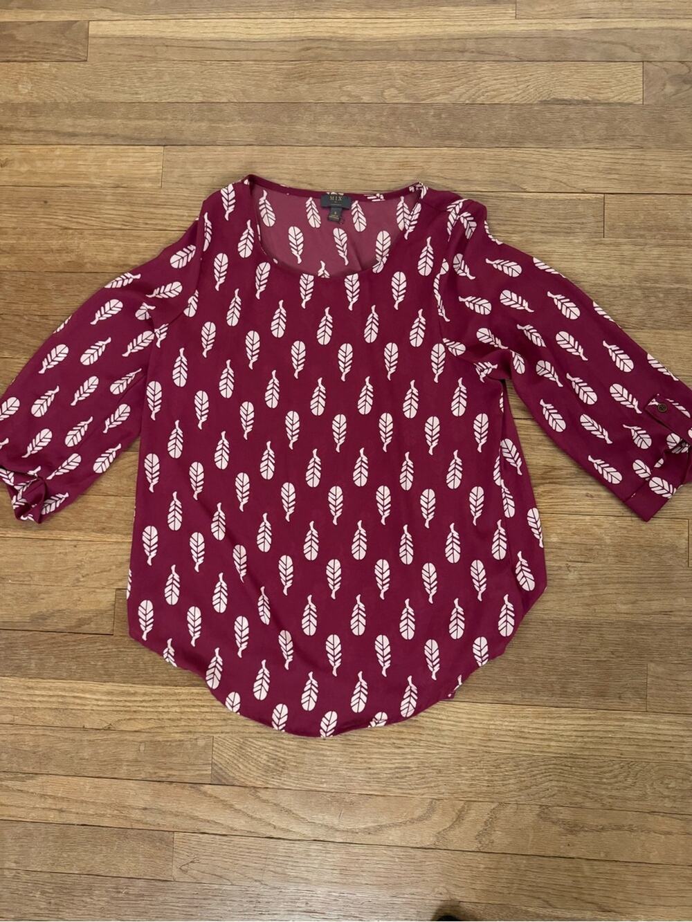 Mix by 41 Hawthorn Women's Burgundy Feather Print Blouse - Size S
b27